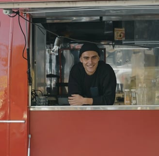 traiteur à la venêtre de son restaurant mobile (camionnette)