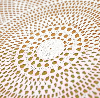 Rongzhiyue: White crochet tablecloth