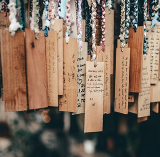 Rongzhiyue: Wooden tags with writing