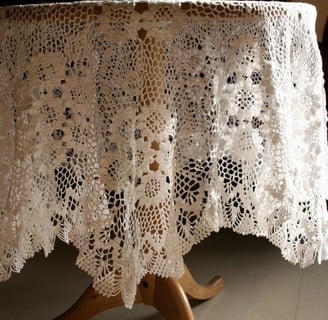 Rongzhiyue: White crochet tablecloth