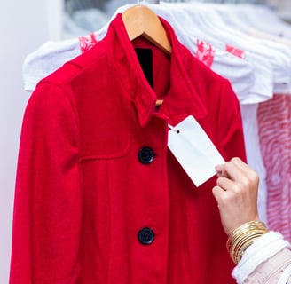 Rongzhiyue: Hand holding price tag on red coat