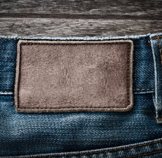 Rongzhiyue: Leather label patch on jeans