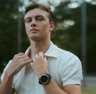 Rongzhiyue: Man in white ribbed polo shirt