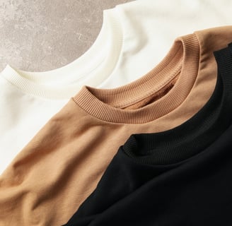 Rongzhiyue: Ribbed collars on t-shirts