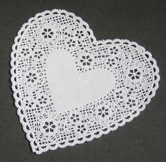 Rongzhiyue: White heart-shaped doily