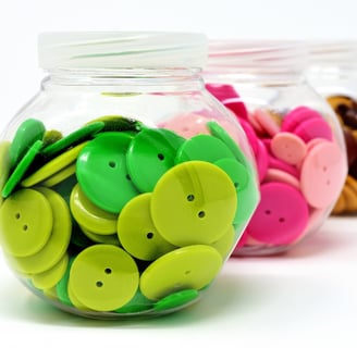 Rongzhiyue: display of colorful buttons in jars