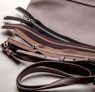 Rongzhiyue: premium quality zippers on bag