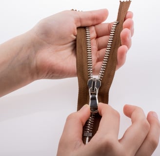 Rongzhiyue: hands pulling a premium zipper