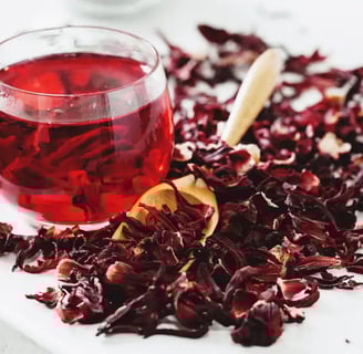 Chá de Hibisco: Para Que Serve, Benefícios, Vitaminas, Tipos e Como Usar no Dia a Dia