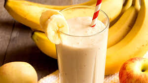 Vitamina de banana, maçã e aveia servida em um copo, uma opção saudável e nutritiva