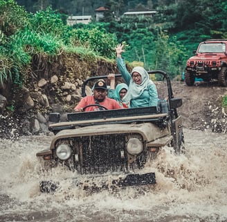 Jeep Wisata Kemuning, sedang melintas di track sungai Jimber Park