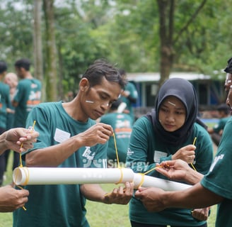 Peserta kegiatan outbound team building berpartisipasi dalam permainan kerja sama tim untuk meningkatkan keterampilan komunik