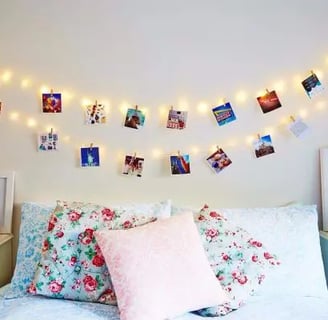 Quarto com decoração de painel de fotos