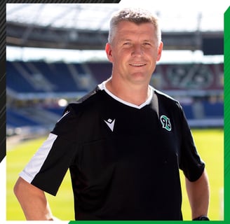 Michael Otte, Gründer der One on One Fußballschule, bietet individuelles Coaching für junge Spieler.