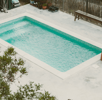 Revendeur piscine – Piscine coque posée dans une maison avec vue sur les collines varoises