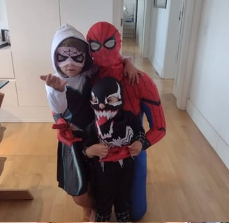 Babá em porto alegre brincando de homem aranha