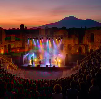 Concerto serale all’Anfiteatro di Pompei, con giochi di luce sulle gradinate antiche e artisti immersi in un’atmosfera senza