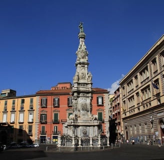 Facciata della Chiesa del Gesù Nuovo a Napoli, con la caratteristica pietra bugnata e i misteriosi simboli incisi nella rocci