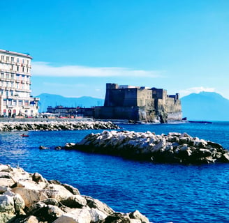 castel dell'Ovo e Vesuvio