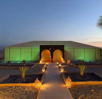 Nuit magique dans le désert d'Agafay avec dîner traditionnel, spectacle de danse et nuit en tente de luxe sous les étoiles.