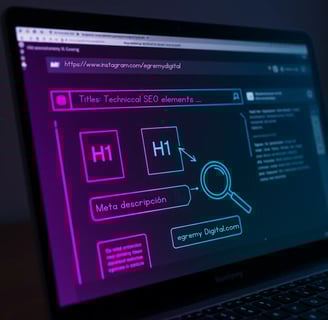 Pantalla de portátil con esquema de SEO técnico mostrando etiquetas H1, meta descripción, lupa y URL Egremy Digital en neón.