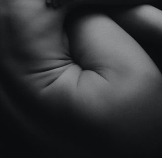 Imagen del cuerpo de una mujer unificado, unido en un abrazo 