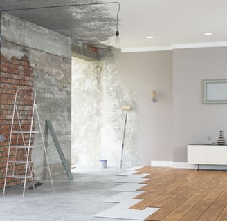 bryiso.fr, sol parquet ,échelle ,rouleau peinture, murs,peinture ,la photo illustre une chambre qui doit être rénovée.