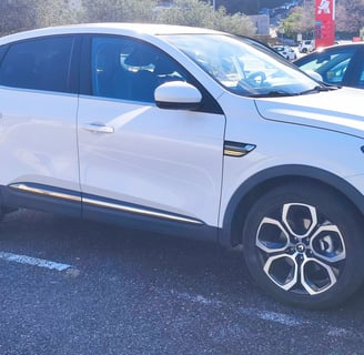 Renault Arkana hybride extrêmement confortable pour les voyages et les déplacements sur la Côte d'Azur avec des chauffeurs ex
