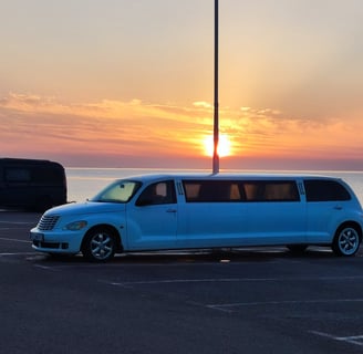 Limousine blanche avec un couché de soleil à Cannes
