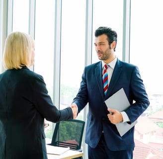 empresarios arreglando contrataciones