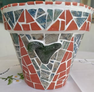 Pot de fleurs en mosaïque avec verre bélier
