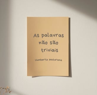 folha de papel pardo com a frase: as palavras não são triviais de Humberto Maturana