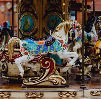 carrossel com cavalos coloridos