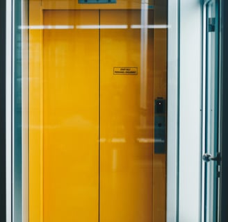 elevador amarelo com as portas fechadas