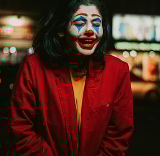mulher jovem maquiada como o personagem coringa
