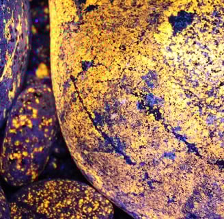 Bright yooperlite rocks under 365nm UV light.