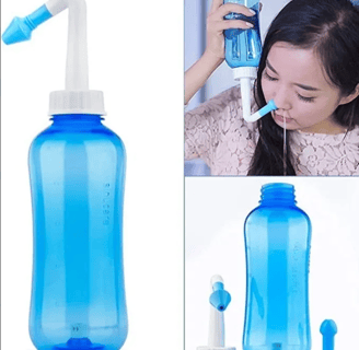una mujer haciendo una lavado nasal un dispensador genérico
