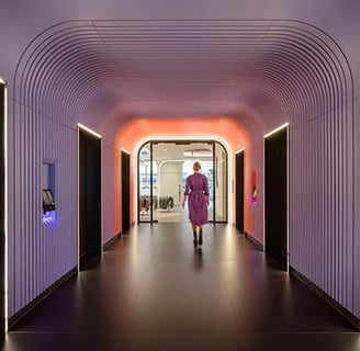 Vue d'un couloir en arche dans les tons violets