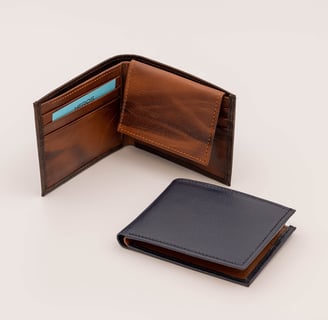 Billetera de cuero bifold en contraste, tarjeteros y compartimiento para ID y licencia