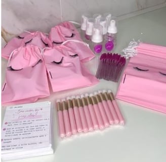 Kit de beleza com escova de cílios, shampoo neutro e travesseiro de seda para cuidados pós-extensão.