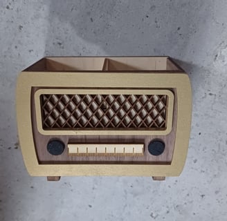 radio set up in a pen holder. Boite à crayons en forme de poste radio vintage découpe laser