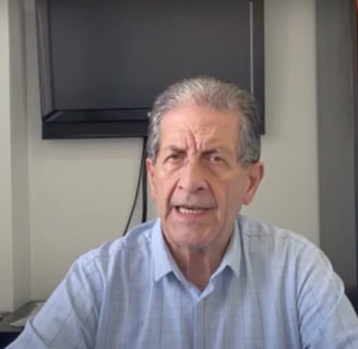 Alejandro atendendo no consultório