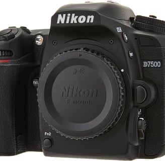Nikon D7500, Sensor: APS-C de 20.9 MP, Video: 4K a 30 fps.