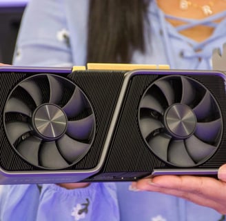 Mujer sosteniendo tarjeta gráfica GPU NVIDIA
