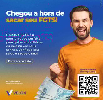 Homem de camiseta laranjada feliz após sacar o Fgts pelo Autoatendimento da Velox Financeira Palhoça