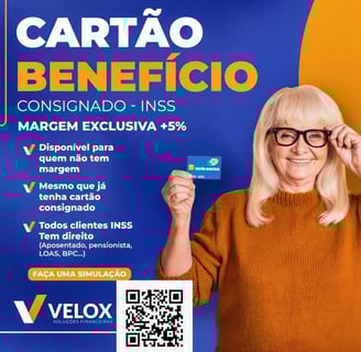 Aposentada mostrando o seu Cartão Benefício. Disponível para Aposentados e Funcionários Públicos