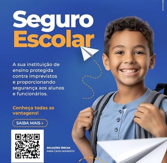 Criança alegre e segura por estudar em uma escola que tem Seguro Escolar  como Proteção