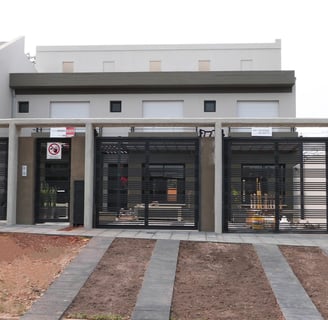 Conjunto de vivienda estilo duplex en Concordia. Arquitectura moderna y funcional