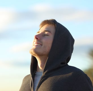 chico sonriendo que se siente libre al haber superado su adicción