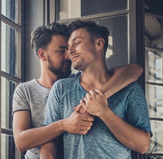 una pareja de 2 chicos felices